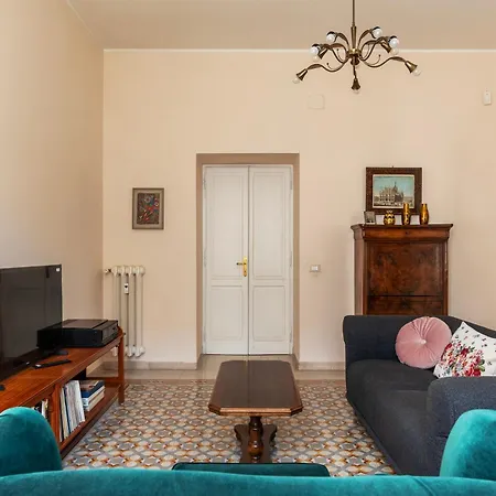 Guesthost - Sapienza Elegant Apartment! شقة *